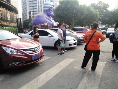 媒体四问北京停车乱象：黑停车场日进两万元(